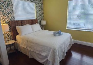 Duval Street Suite overlooking Duval with parking and pool