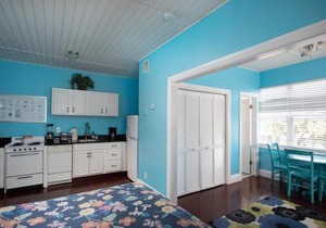 Duval Street Suite overlooking Duval w parking and pool