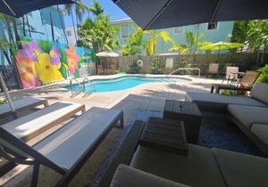 Duval Street Suite w parking and pool