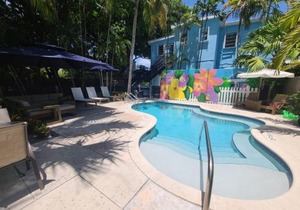 Duval Street Suite w parking and pool
