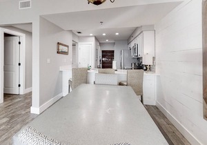 Elegant dwelling on the beach with beautiful view, pool & pickleball