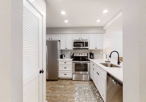 Elegant dwelling on the beach with beautiful view, pool & pickleball