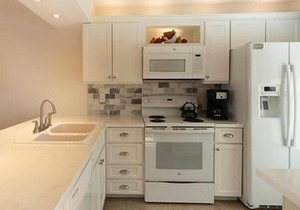 Enjoy your stay at this cozy condo right off Marco Island at Mainsail 1035 in Naples!
