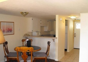 Escape with Nature! 2 Garden View Rooms Near Three Sister Springs! Pool, Parking