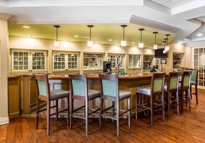 Escape with Nature! 2 Garden View Rooms Near Three Sister Springs! Pool, Parking
