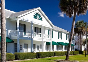 Escape with Nature! 2 Garden View Rooms Near Three Sister Springs! Pool, Parking