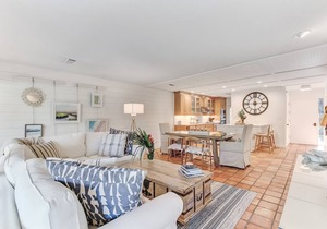 Exquisite Lagoon Villa Only 8-Minute Walk To Beach!