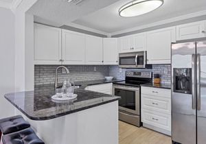 🥇 Extraordinary 2bd waterfront condo (CH897)
