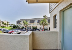 Fantastic coastal gem with shared pools, private balcony, beach access & WiFi