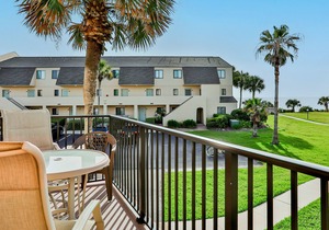 Fantastic coastal gem with shared pools, private balcony, beach access & WiFi