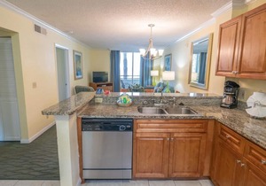 Fantastic one-bedroom Apartment, 4 pools, 2 hot tubs, Free Shuttle to the Parks
