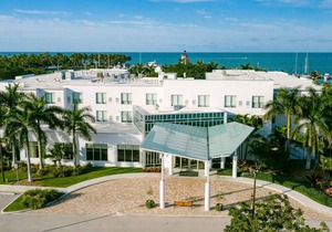 Friends and family escape! Four Lovely units, Pool, Near Keys Fisheries Market
