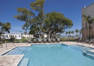 Friends and family escape! Four Lovely units, Pool, Near Keys Fisheries Market