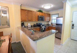 Friends and Family Getaway! Two Lovely 2BR Apartments, Pools, Parking, Shuttle