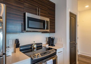 Frontdesk | Coastal 2BR Apt in Hyde Park