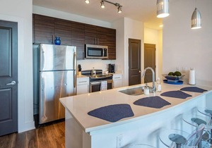 Frontdesk | Coastal 2BR Apt in Hyde Park