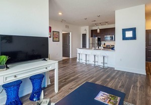 Frontdesk | Coastal 2BR Apt in Hyde Park