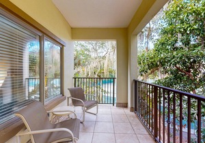 Getaway near the beach with central AC, shared pool, free WiFi