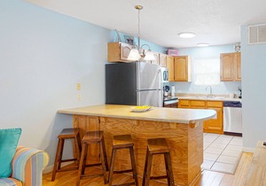 Gorgeous Condo in Beachfront Location w/Shared Pool, Central AC, Free WiFi