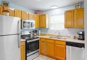 Gorgeous Condo in Beachfront Location w/Shared Pool, Central AC, Free WiFi
