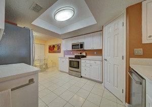 Gorgeous condo steps from the beach