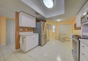 Gorgeous condo steps from the beach