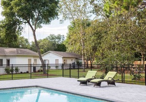 Gorgeous Home by the Bay | Short Drive to Beach | Walk to Area Attractions!