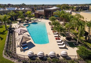 Gorgeous Home! Near Disney w Free Parking, Free Wi-Fi Pool Family Friendly!