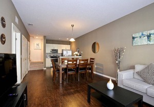 Great townhouse in gated community, sleeps 6. 10 min to Disney!