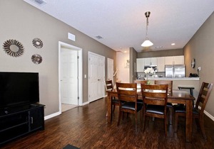 Great townhouse in gated community, sleeps 6. 10 min to Disney!