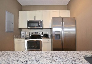 Great townhouse in gated community, sleeps 6. 10 min to Disney!