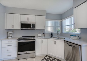 Ground-Floor Condo with Patio, Resort Pool & Spa – Steps from the Beach
