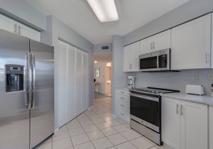 Ground-Floor Condo with Patio, Resort Pool & Spa – Steps from the Beach