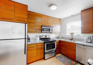 Ground-floor condo 1/2 block from the beach with patio, central AC, pool & WiFi
