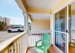 Ground-floor condo 1/2 block from the beach with patio, central AC, pool & WiFi