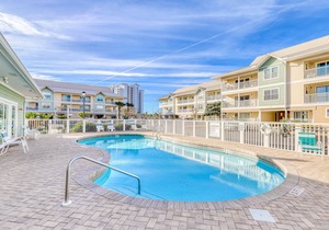 Ground-floor condo 1/2 block from the beach with patio, central AC, pool & WiFi