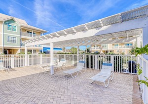 Ground-floor condo 1/2 block from the beach with patio, central AC, pool & WiFi