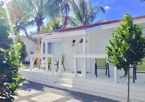 Grove Bay Bungalow - 2/1 Gated Cottage-Walk to Bay