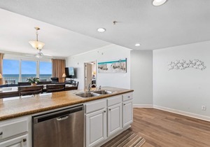 Gulf Front Corner Unit Fantastic Views Free Beach Service!