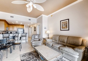 Gulf view condo in a beachfront complex w/shared pool & hot tub