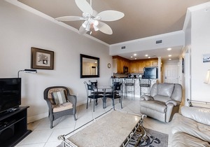 Gulf view condo in a beachfront complex w/shared pool & hot tub