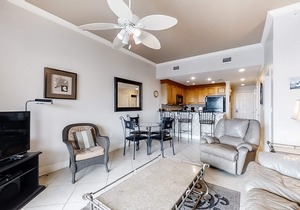 Gulf view condo in a beachfront complex w/shared pool & hot tub