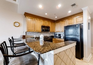 Gulf view condo in a beachfront complex w/shared pool & hot tub