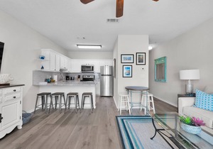 Gulf Views * Steps to the Beach * Private Patio