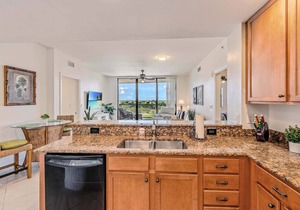 Harbour Haven: Waterfront Condo with Marina Views