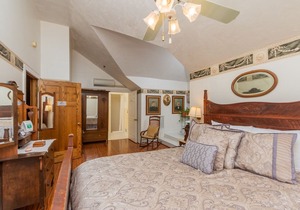 Herlong Mansion Bed and Breakfast Inn - Oak Room