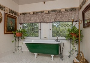 Herlong Mansion Bed and Breakfast Inn - Oak Room