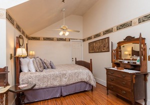 Herlong Mansion Bed and Breakfast Inn - Oak Room