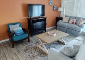 Home is where the ocean is! Book your town house today! ☀️🐬