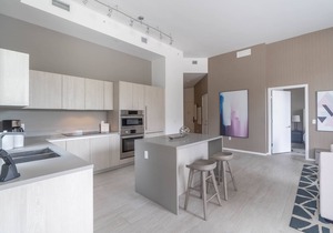HYDE Beach House - 2BR High Ceiling Corner Suite!